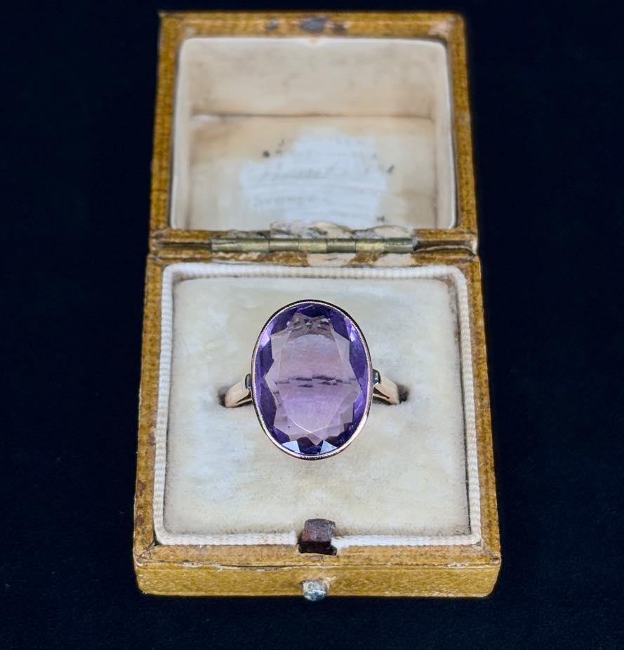 Elegant 1920s amethyst ring set in 14ct rose gold with a stunning oval gemstone.