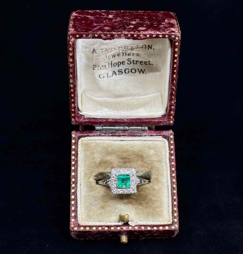 Elegant vintage emerald ring from the 1950s set in platinum.