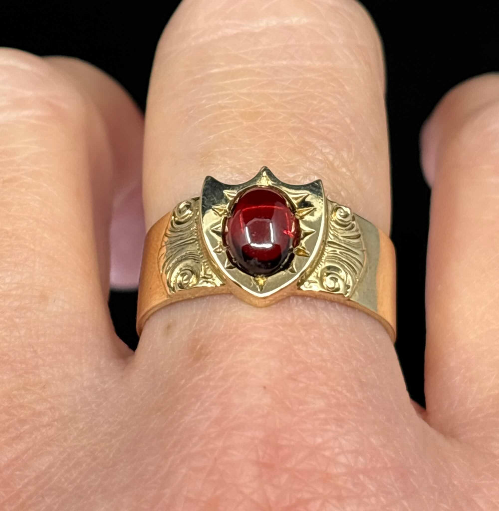 Vintage 1920s Australian shield signet ring with engraved gold face