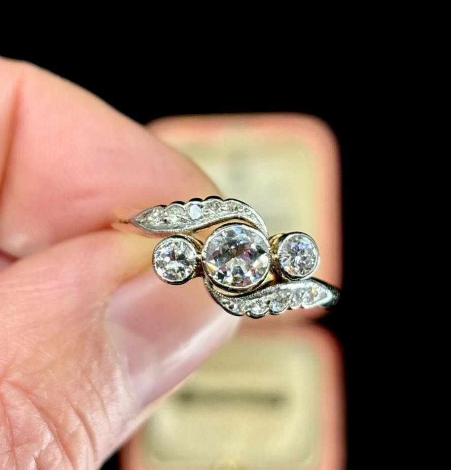 Alfred_Saunders_Sydney_Ring_with_Crossover_Diamond_Shoulders