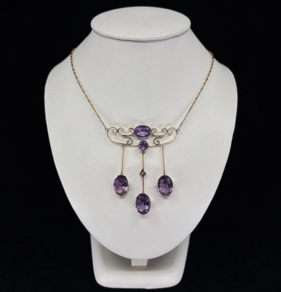 Antique Australian amethyst necklace in 9ct yellow gold, featuring three oval amethysts and a natural half pearl, circa 1910.