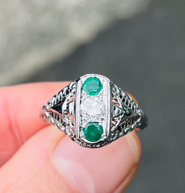 Art_Deco_Emerald_and_Diamond_Ring
