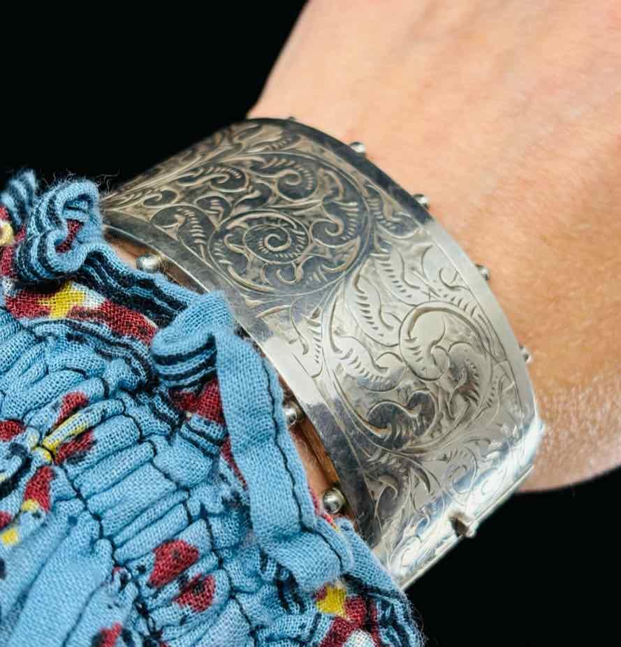 Collectible_Victorian_Silver_Bangle_Elegant_Floral_Engravings
