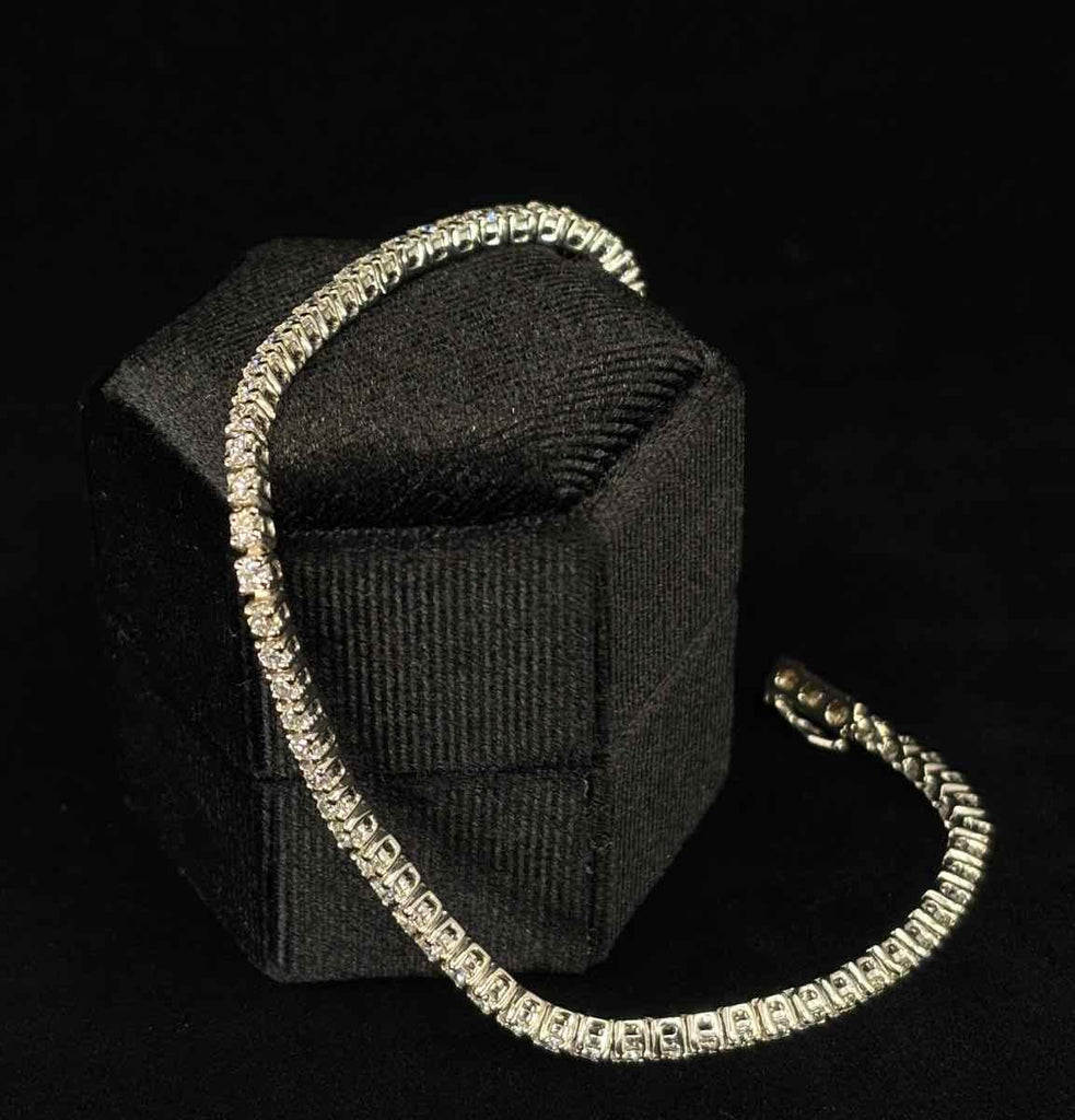 Elegant diamond bracelet in white gold with 3.00ct diamonds graded VS clarity.