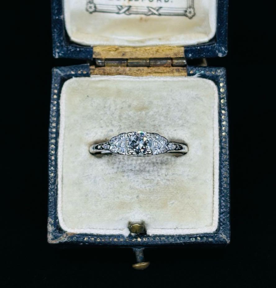 Elegant_Vintage_Diamond_Ring_in_Platinum