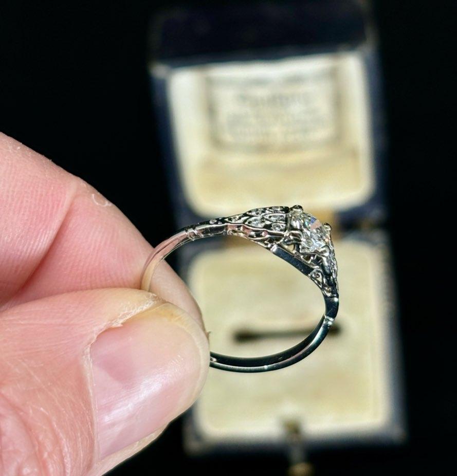 Exquisite_Round_Brilliant_Diamond_Ring_in_Platinum