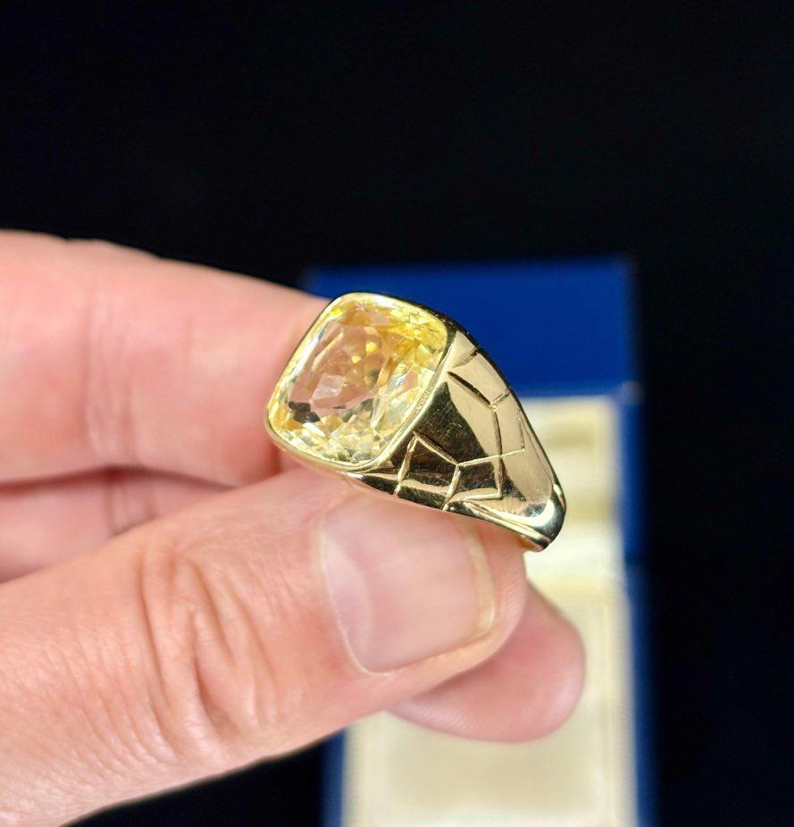 French Sterlé 20-carat yellow sapphire ring with gold band from the 1940s.