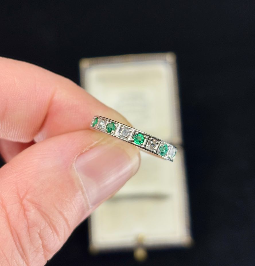 Full circle eternity ring with alternating emeralds and diamonds from the 1930s