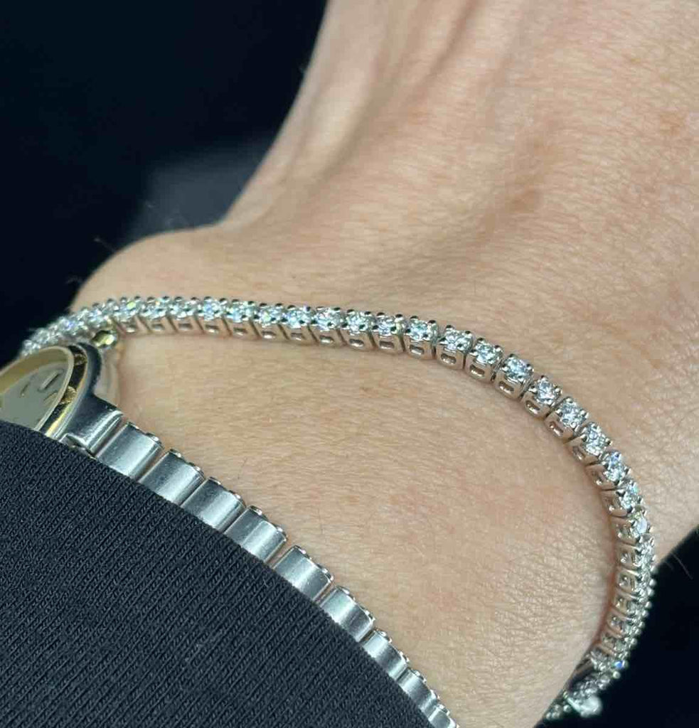 Sophisticated design of an 18ct white gold diamond bracelet.