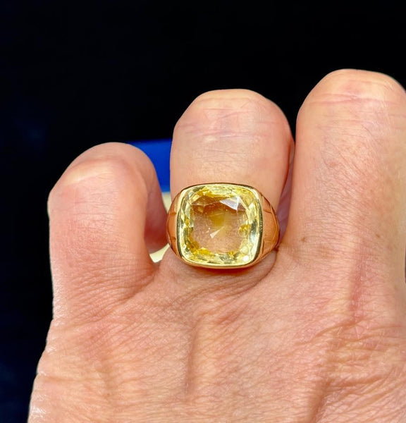 Elegant vintage 1940s Sterlé Ceylon sapphire ring bezel set in a 20ct yellow gold band.