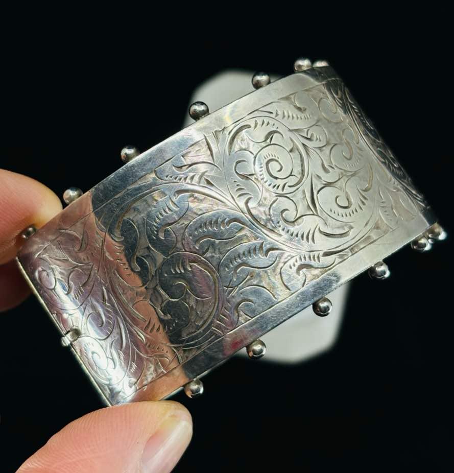Wide_Victorian_Silver_Bracelet_with_1886_Birmingham_Hallmark
