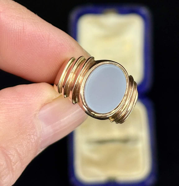 Antique 1912 signet ring made of 15ct yellow gold with an oval sardonyx gemstone.