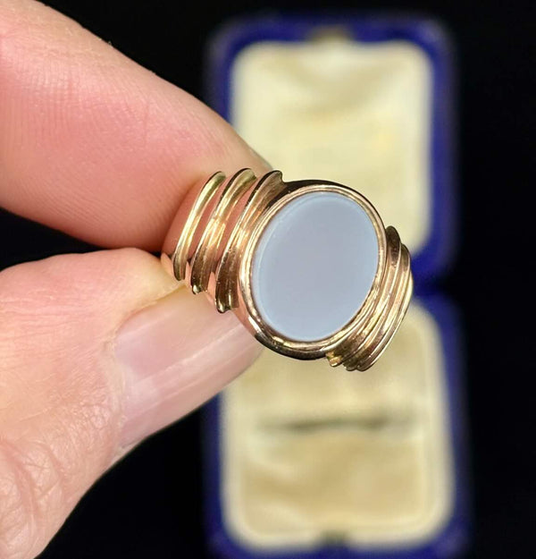 Antique 1912 signet ring made of 15ct yellow gold with an oval sardonyx gemstone.