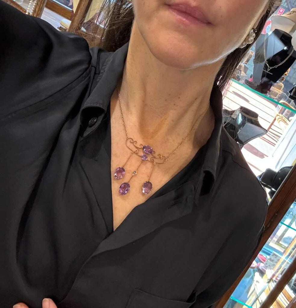 Antique Australian amethyst jewelry, a 9ct yellow gold necklace with four oval amethysts, one round amethyst and natural pearls, dating back to 1910.