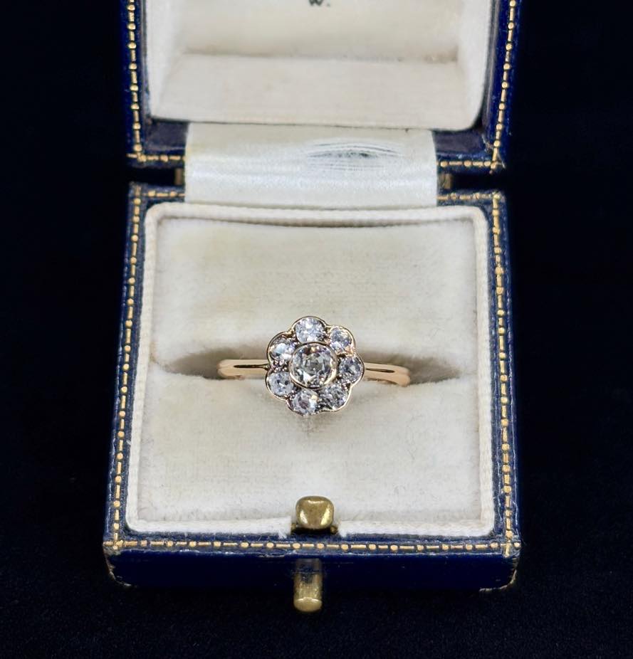 Antique daisy cluster ring from 1915, featuring eight old cut diamonds set in 18ct yellow gold.