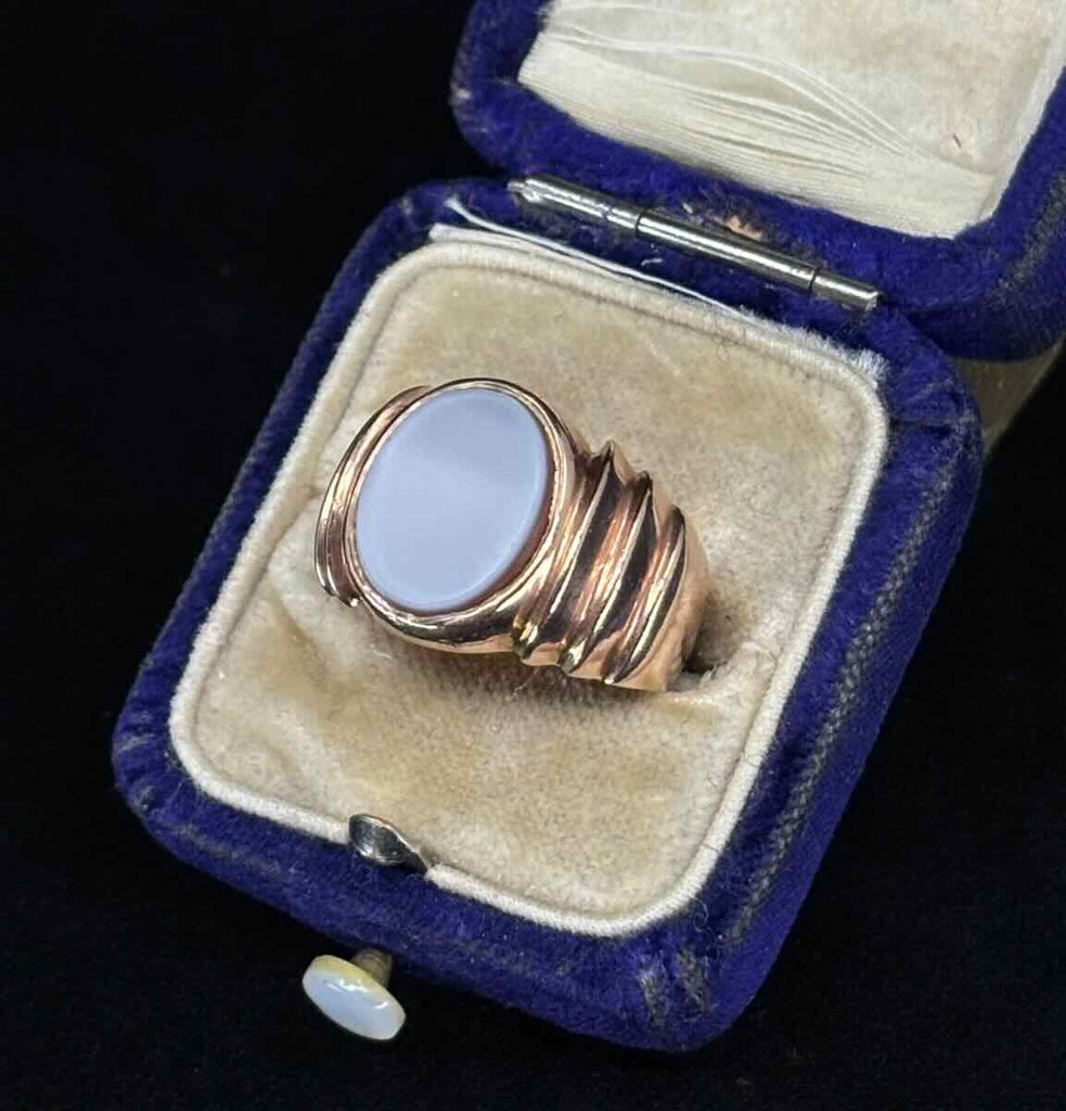 antique gold ring sardonyx signet ring in an oval shape, crafted in 1912.