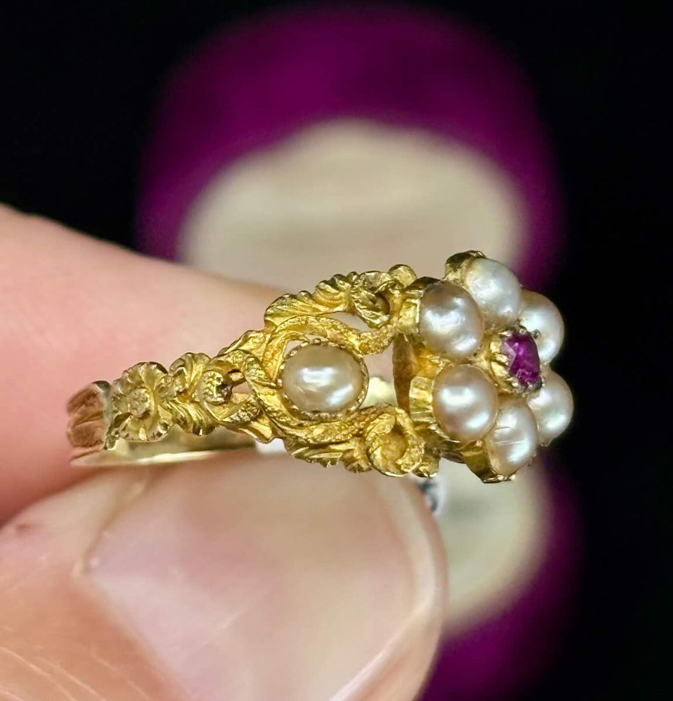 Beautiful floral theme engraved setting and side with lustrous 18ct yellow gold, highly ornate in the antique ring.
