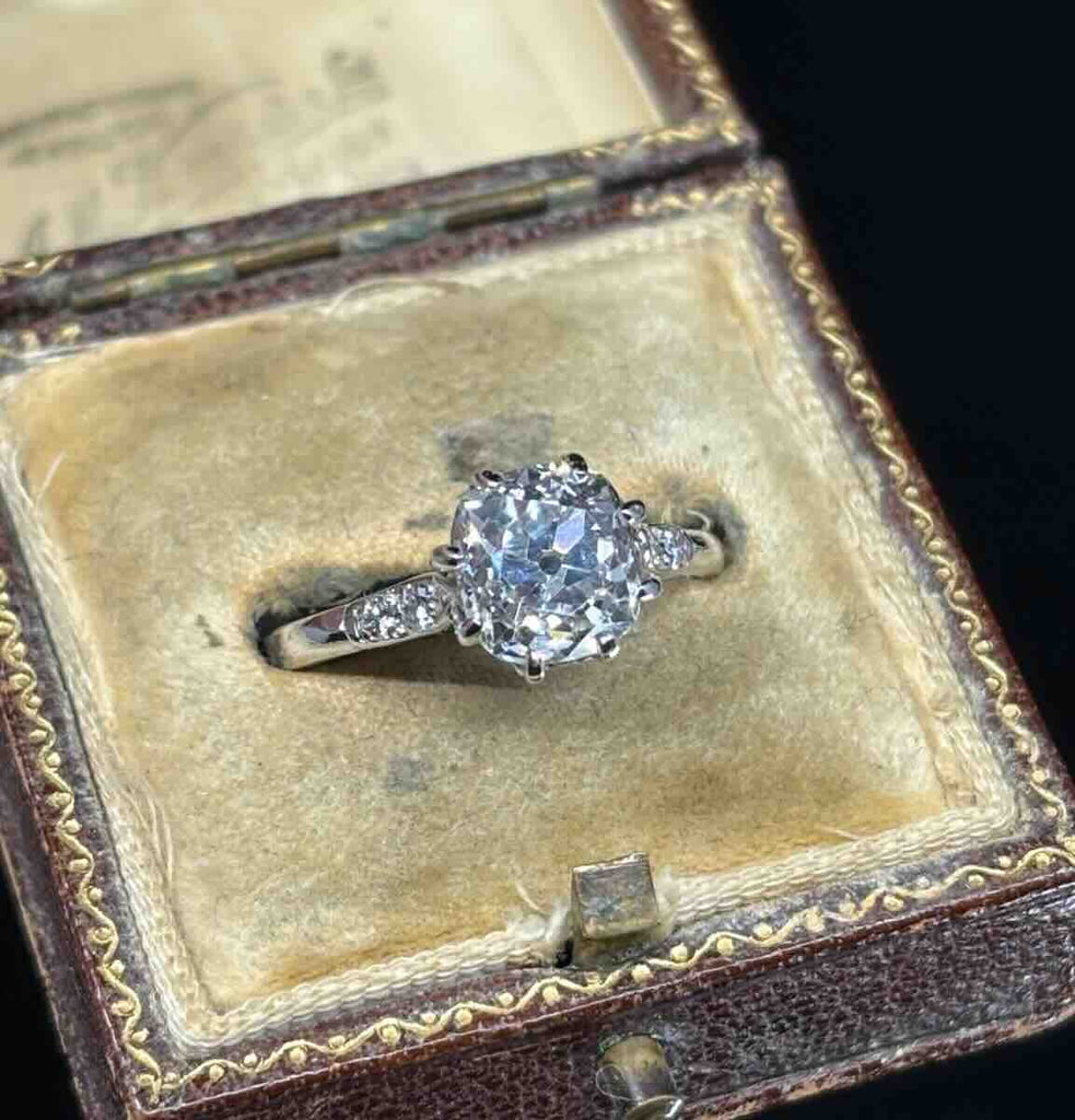 Luxurious antique engagement ring with a mesmerising sparkle and timeless beauty.