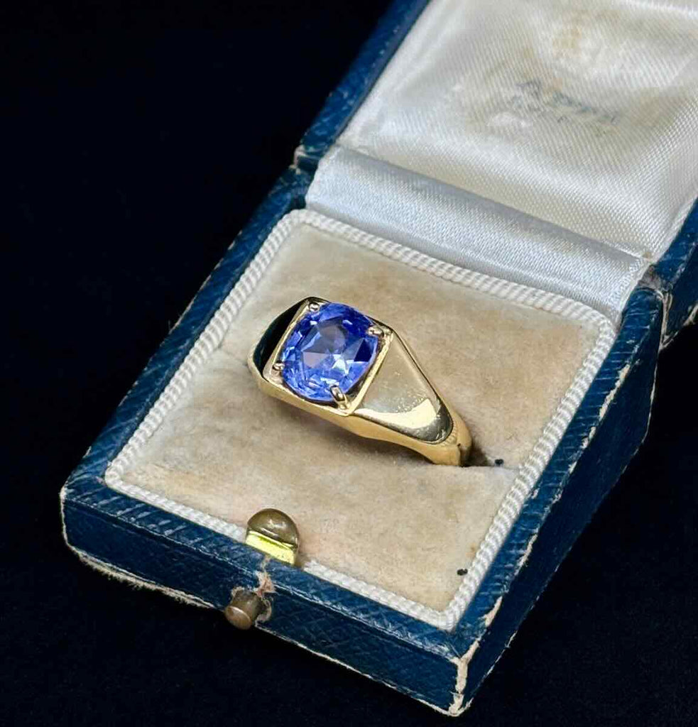 Luxury gold signet ring with a striking blue Ceylon sapphire from the 1970s.