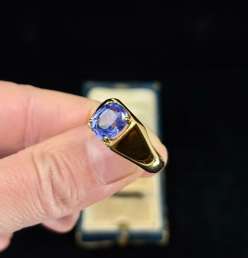 Men's vintage ring from the 1970s featuring a blue sapphire set in gold.