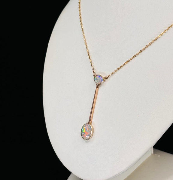 Solid crystal opal necklace from the Edwardian period, featuring vibrant opals and a fine link chain crafted in 9ct yellow gold.