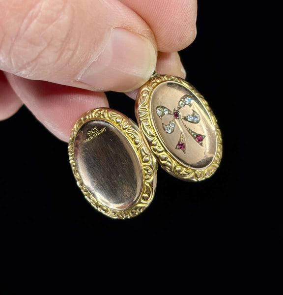 Late Victorian locket in 9ct yellow gold featuring a classic bow motif.