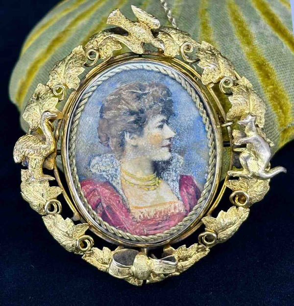 An Australian 15ct yellow gold revolving photo locket by Colonial jewellers Lamborn and Wagner with emu, kangaroo and dove