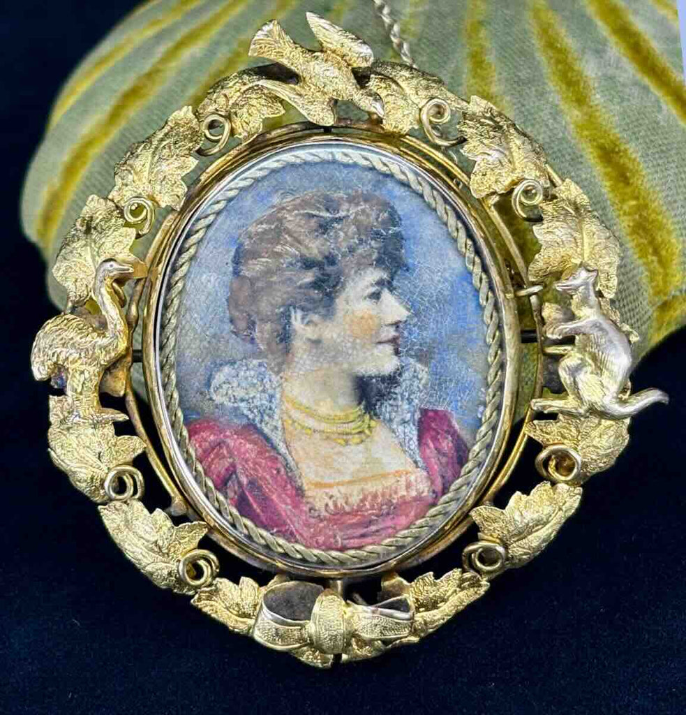 An Australian 15ct yellow gold revolving photo locket by Colonial jewellers Lamborn and Wagner with emu, kangaroo and dove
