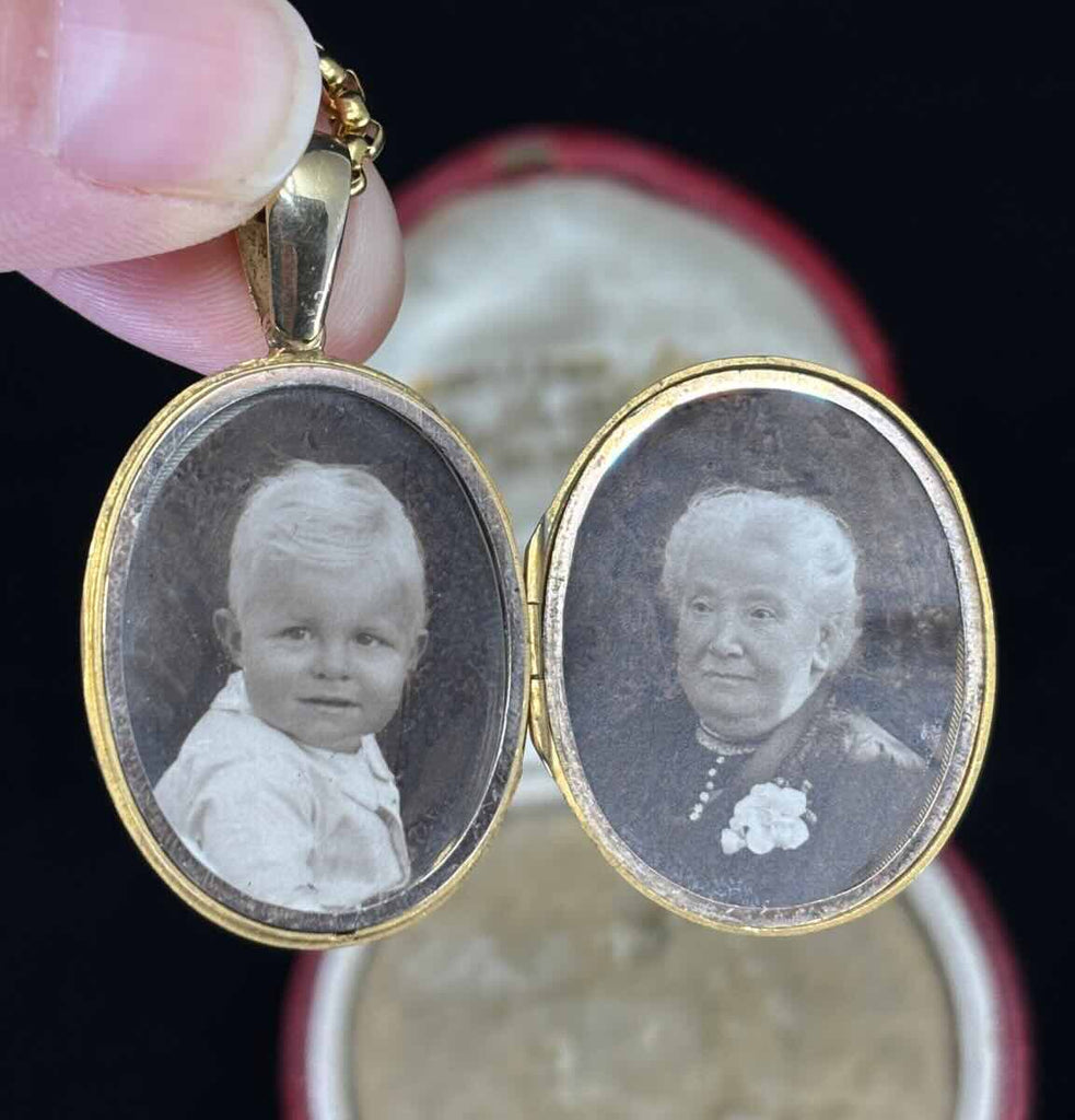  Victorian locket reverse showing engraved cross in oval panel — 15ct yellow gold antique locket with religious motif