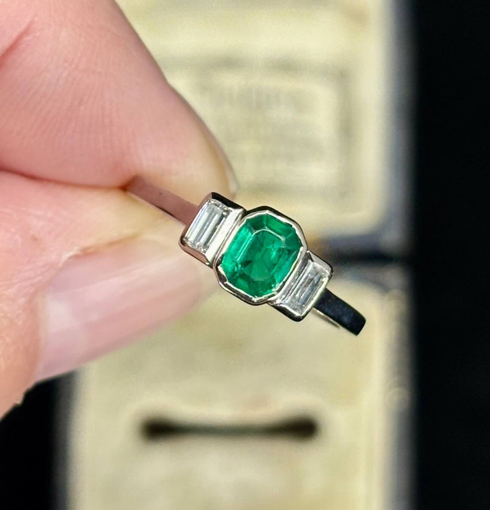 a close up of the vintage 1940s emerald ring in 18ct white gold