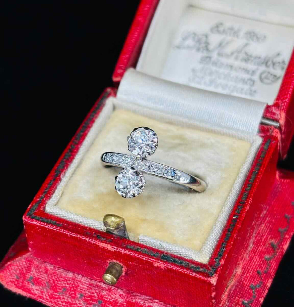 Vintage Old European cut diamond ring total 1.00ct for main stones with additional 0.23ct single cuts, elegant feminine curved design circa 1920.