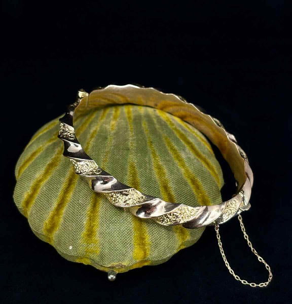 Willis & Co Edwardian 9ct yellow gold hinged bangle, Australian Colonial twisted rope design with repoussé floral panels, inner 62x53mm, circa 1905